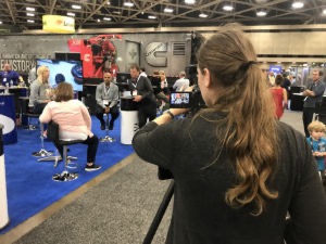 在展會上拍攝視頻